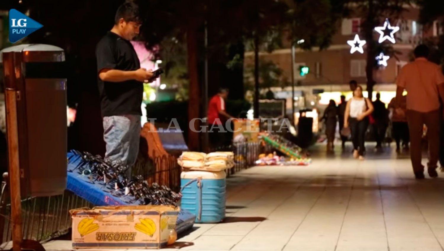 VENDEDORES AMBULANTES. Polémica con los comerciantes y la Municipalidad. 