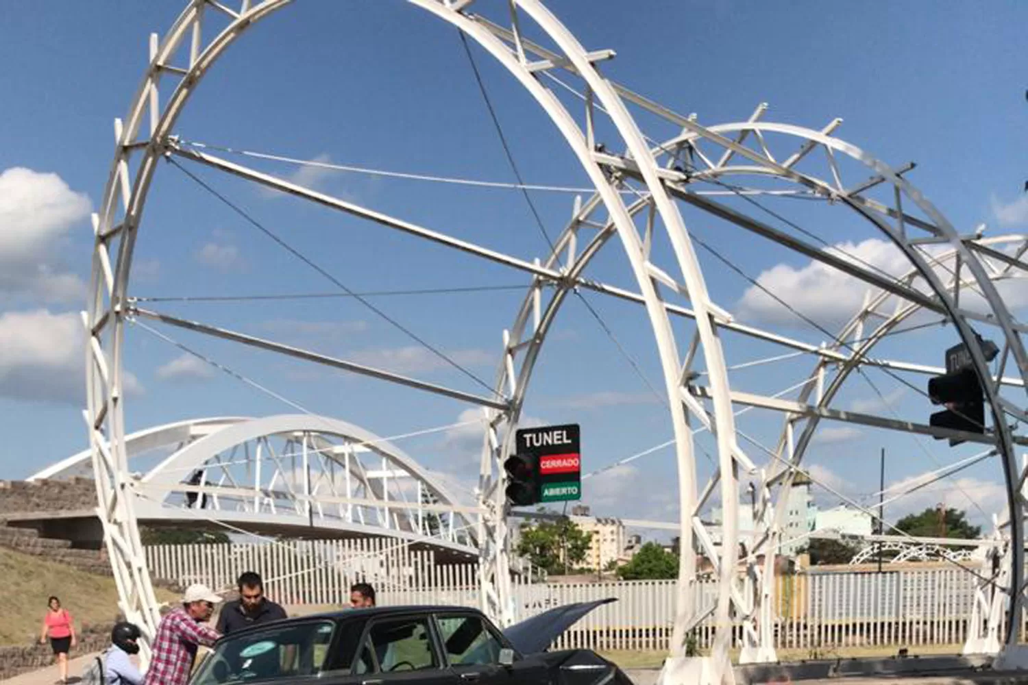 CHOQUE. El auto quedó incrustado en la columna.