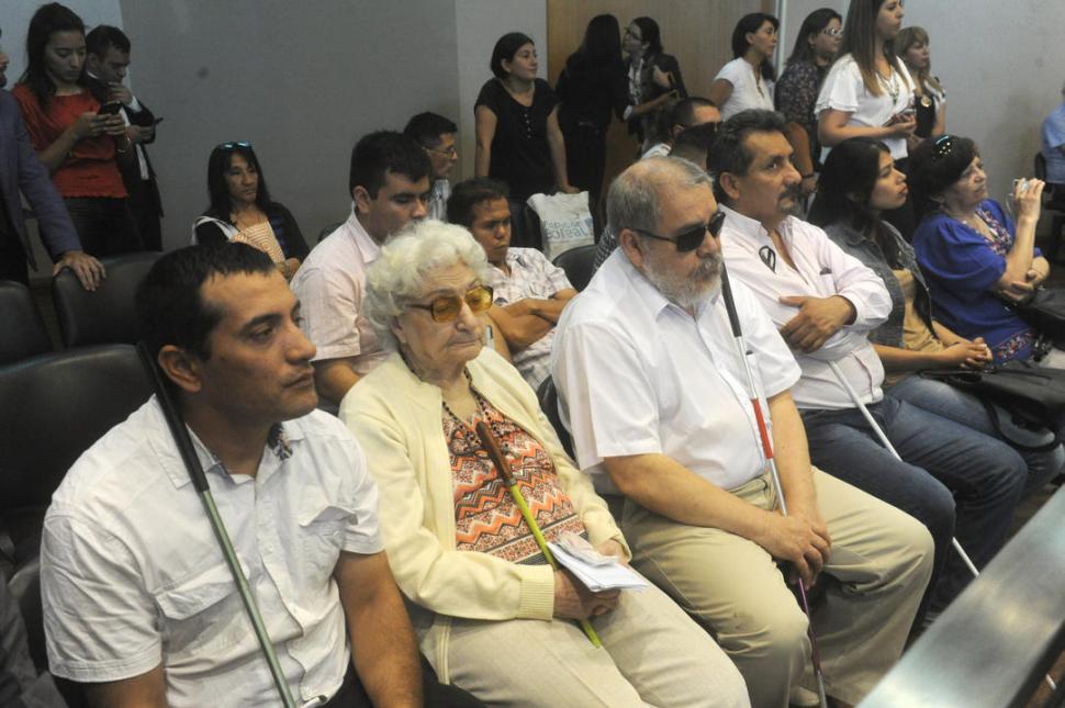 PÚBLICO. Personas con discapacidad siguieron atentas el debate en el recinto. la gaceta / fotos de antonio ferroni 