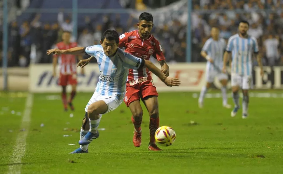 DOLIDO. Luis Rodríguez protege la pelota ante la marca de Matías García, durante el clásico del pasado sábado. El “Pulguita” quería ganarle a San Martín y pese a su gol (el primero oficial en clásicos), no pudo.  la gaceta / foto de franco vera 