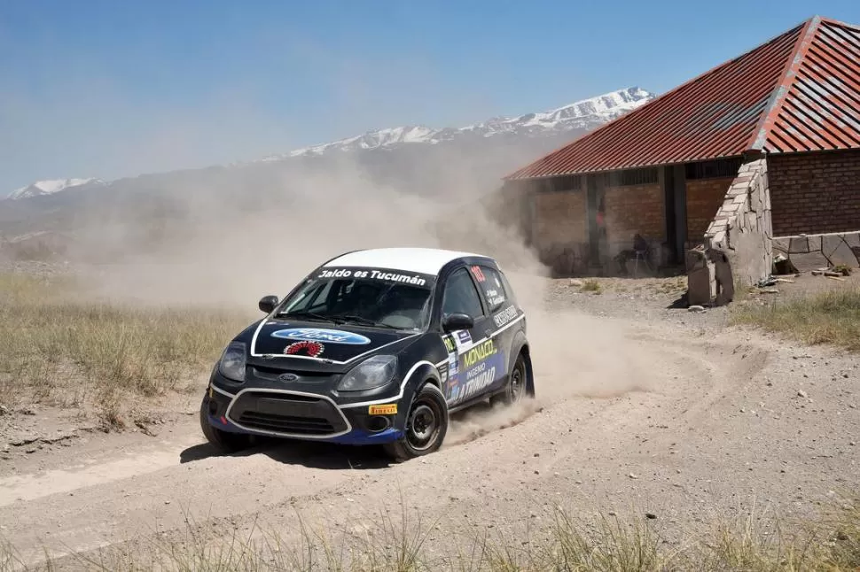 BIEN CUIDADO. El Ford Ka de Pablo Morán, que es navegado por Pablo González, fue sometido a intensos trabajos para que desde mañana esté óptimo en Córdoba. fotos de marcelino mercado