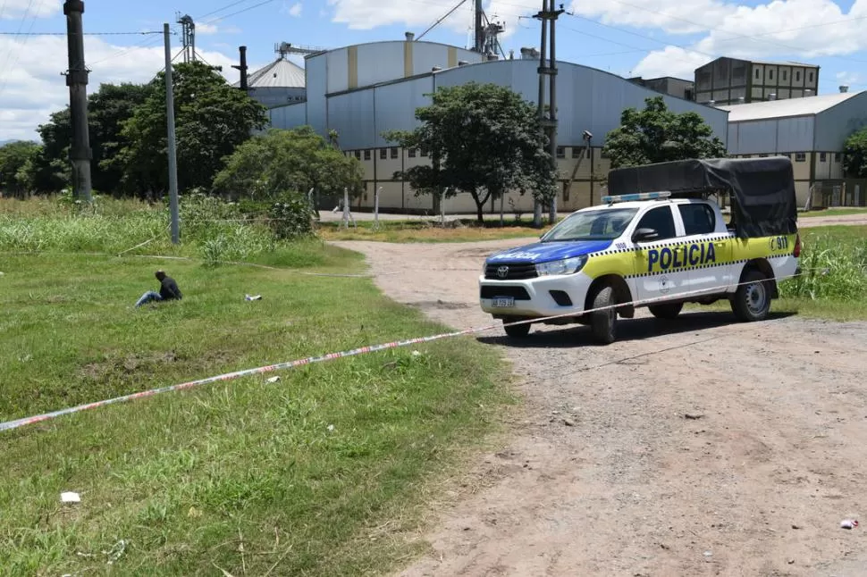 ESCENA AL CABO DEL TIROTEO. La camioneta policial al costado del molino de trigo y al costado de la calle de tierra, el detenido Sergio “Rincón” Suárez.  