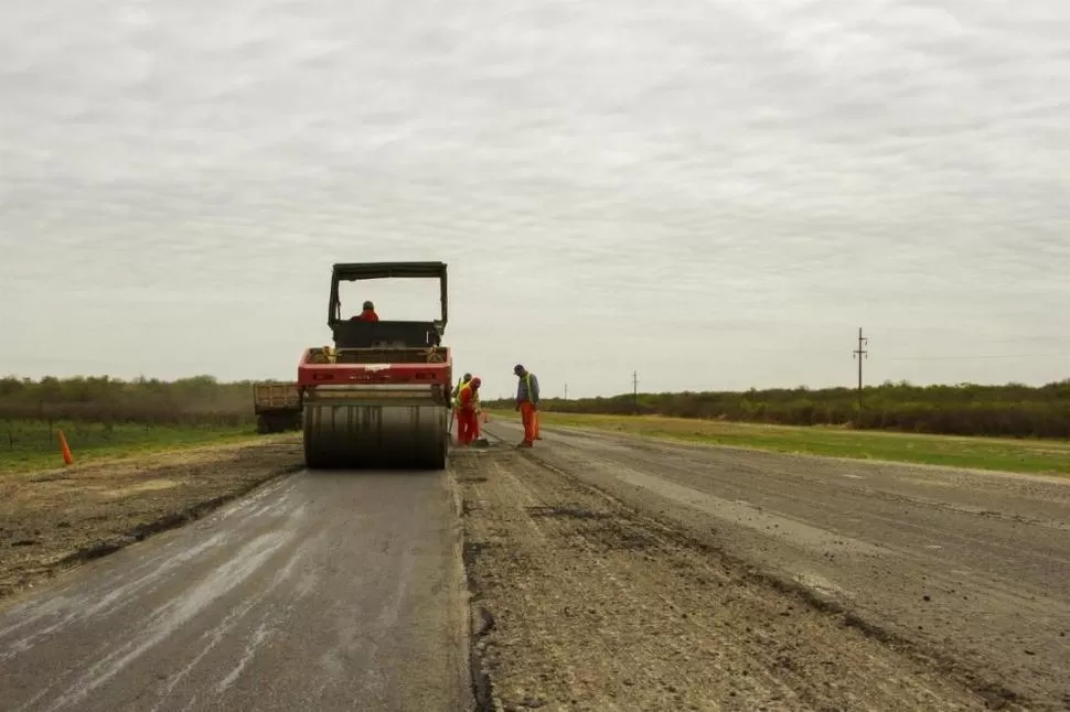 BACHEO. Empleados de Vialidad Nacional trabajan en la ruta 38.  