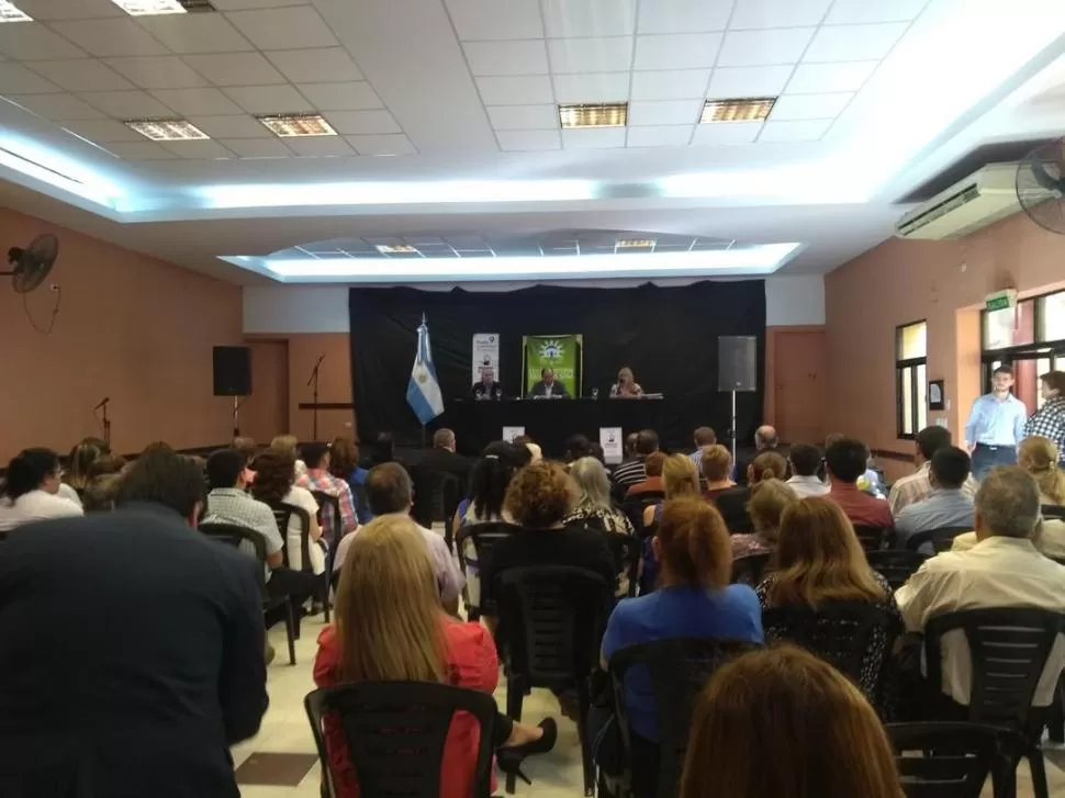 DEMANDAS. Los vecinos describieron sus problemas, incluyendo enfermedades, en el Centro Cultural Mercedes Sosa. foto de martin soto 
