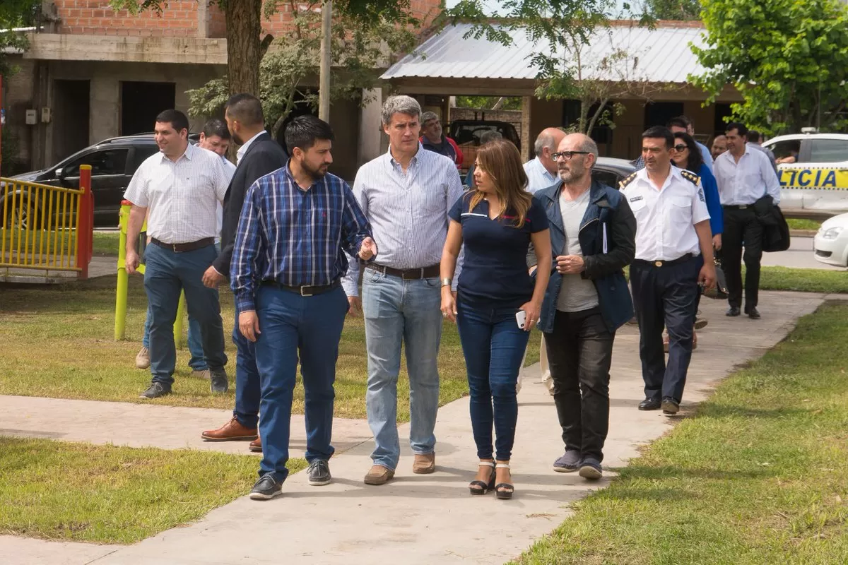 EN BELLA VISTA. Ayer, Prat Gay recorrió esa ciudad con el intendente Salazar y con la concejal Manzone.