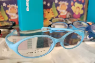 Las pantallas y la falta de sol: los principales motivos por los que los niños usan lentes