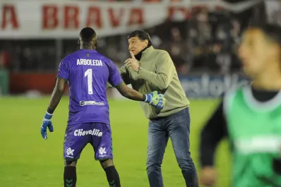 Falcioni fue operado de la garganta y el próximo técnico de Banfield será Crespo