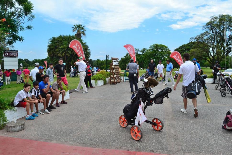 MOVILIZADOS. Desde primera hora se vio un intenso ir y venir de gente. 