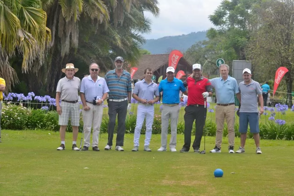 CONVOCANTE. Enrique Martínez, Luis Frías Silva, Felipe Calliera, Martín Salas, Andrés Romero, Ricardo González, Francisco Cornejo y José Aguilar en un alto del certamen Pro-Am disputado ayer. FOTOS DE PRENSA JOCKEY CLUB