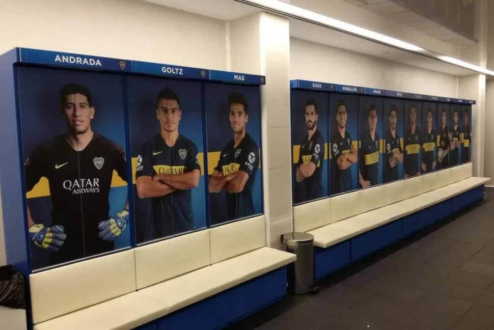 CONFIADOS Y FELICES. Los integrantes del plantel “millonario” partieron ayer rumbo a la sede de la superfinal y se sacaron fotos en el interior del avión. twitter riverplatepho