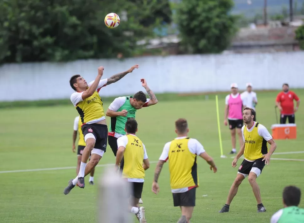 EL ÚLTIMO ESFUERZO. El plantel “santo” está enfocado en derrotar a Newell’s para coronar un año lleno de buenas noticias. la gaceta / foto de hector peralta