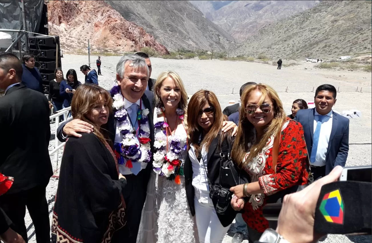 Morales y Snopek junto a los invitados a su casamiento. FOTO TOMADA DE TWITTER.COM/ELTRIBUNOJUJUY