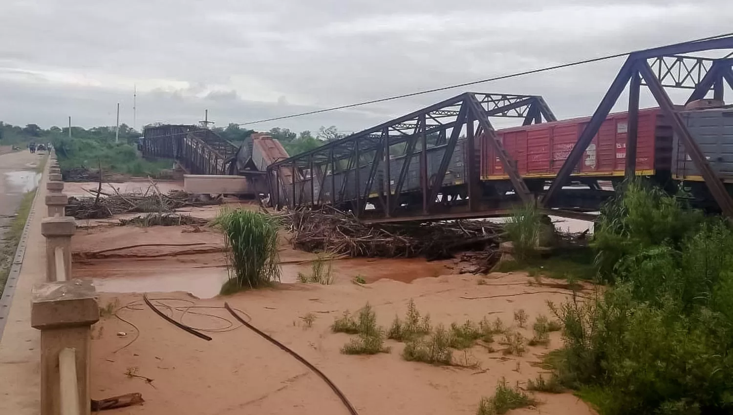 Así quedó el tren que se desplomó. TÉLAM