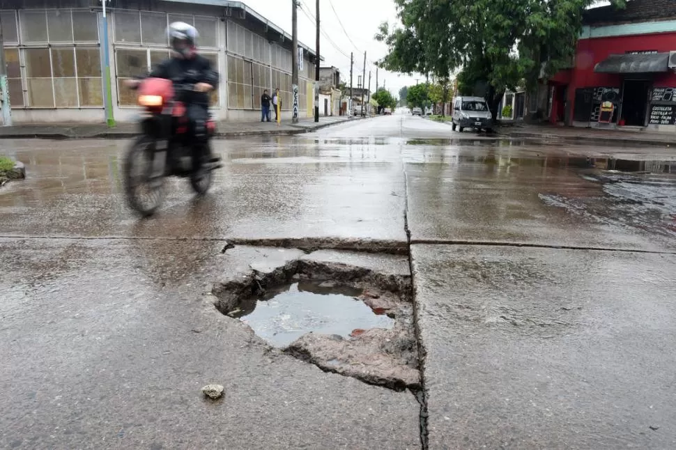 PELIGRO. Se robaron una tapa de registro en Buenos Aires y Matheu. LA GACETA / FOTOS DE ANALÍA JARAMILLO.-