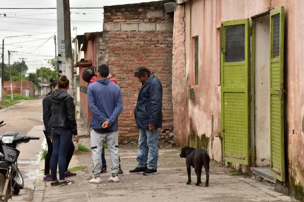 EN EL VELATORIO. El padre de la víctima (de campera azul) despidió a su hijo en una ex capilla de El Colmenar. la gaceta / fotos de Inés Quinteros Orio