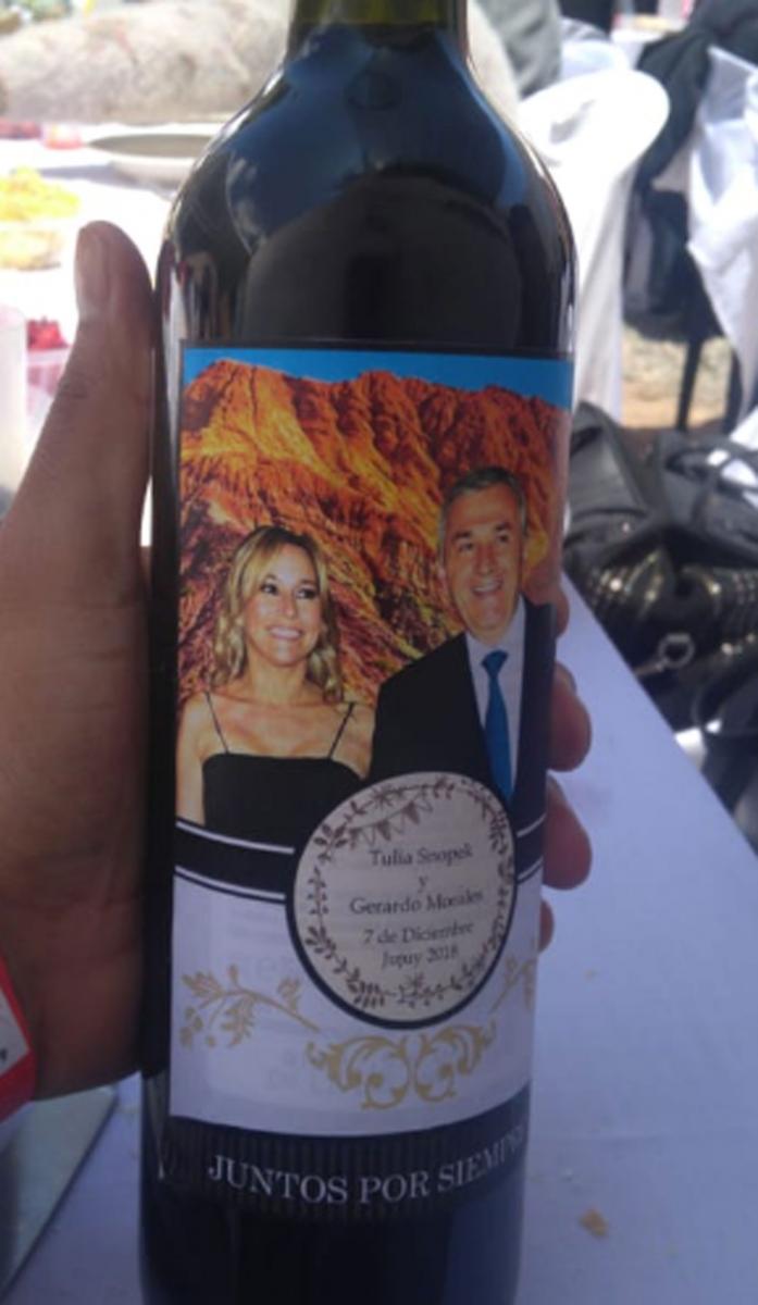 El vino que pusieron en las mesas de los invitados.