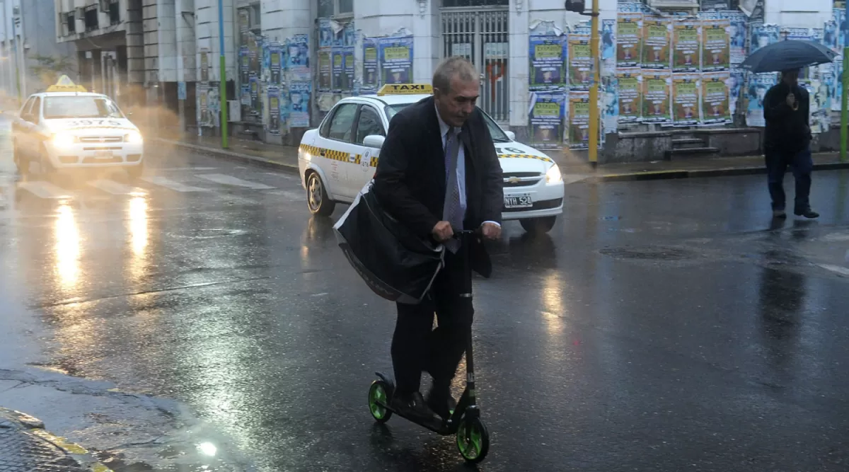 Jorge Bianchi tiene 58 años y se mueve en la ciudad en monopatín. LA GACETA / HÉCTOR PERALTA