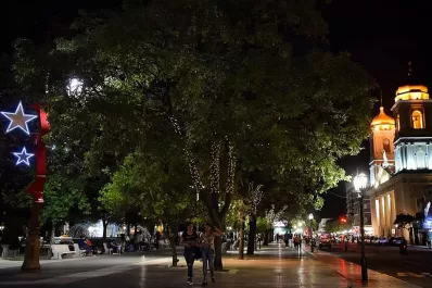 Con el arbolito armado, los tucumanos se preparan para recibir la Navidad
