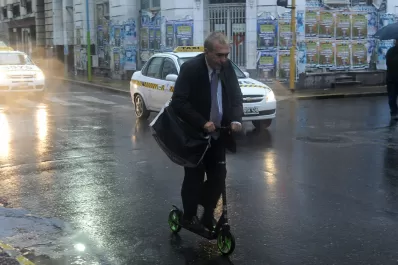 Ni bici, ni moto, ni auto, Jorge elige el monopatín