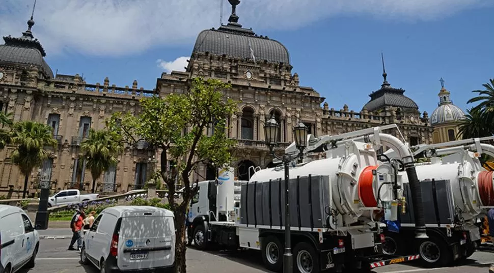 FRENTE A LA CASA DE GOBIERNO. Las autoridades entregaron las nuevas unidades para que la empresa mejore la prestación de su servicio.  prensa comunicación pública