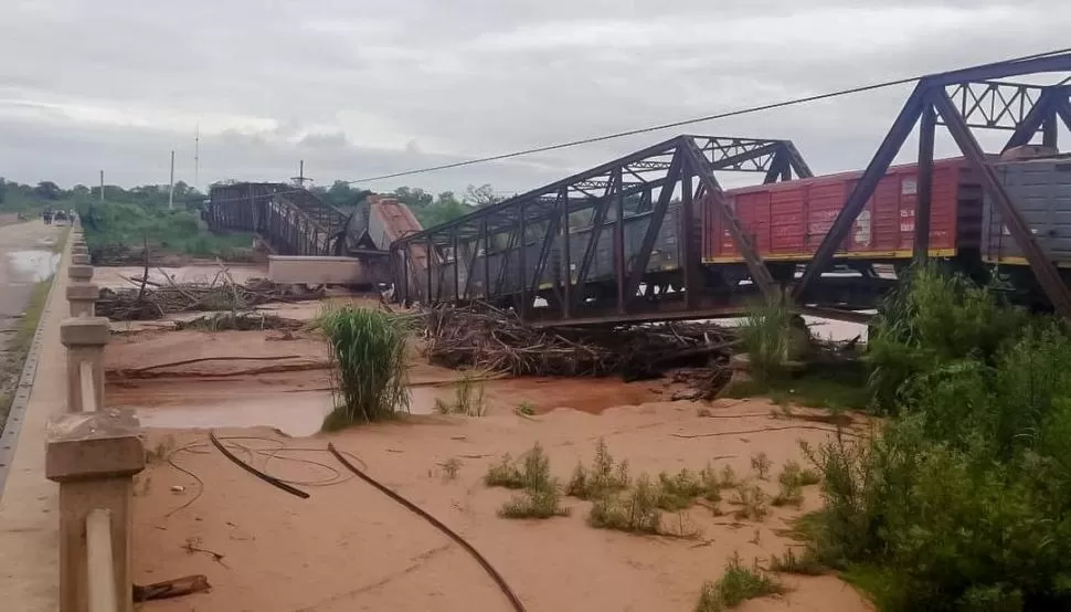 SIN HERIDOS. Los vagones quedaron atrapados. El maquinista, Eduardo Aranda, logró desenganchar la locomotora.  