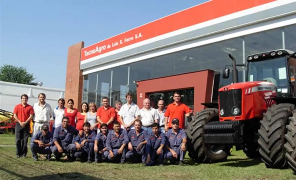 TODOS JUNTOS. Directivos, técnicos y personal de apoyo trabajan prestando servicios al productor agrícola. 