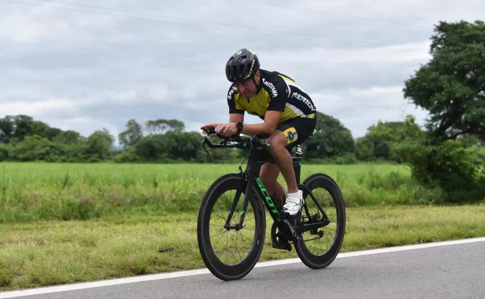 ENTRENANDO. Jorge Rodríguez pedalea por la ruta, en Concepción, la ciudad donde vive. Esa es casi su rutina. la gaceta / fotos de osvaldo ripoll