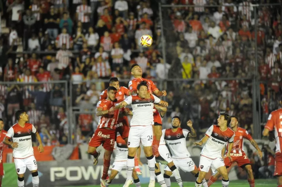 ÚNICA ARMA. San Martín llevó algo de peligro sobre el arco de Newell’s a través de la pelota parada. Tino Costa manejó con criterio y clase, pero sus compañeros estuvieron erráticos en la definición de cabeza. la gaceta / foto de héctor peralta