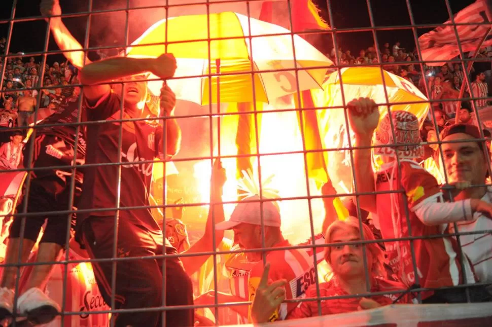 A PESAR DE TODO. El hincha de San Martín mostró que su pasión va más allá de un resultado deportivo. Aunque el equipo perdió, se fue aplaudido por la gente. la gaceta / foto de franco vera