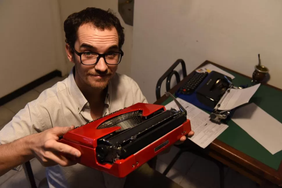 “RETROÑOÑO”.Joaquín Vuoto con su Silver Reed, de origen alemán. Era suya, pero como es de letras grandes, dejó de usarla, la pintó de un rojo furioso y está a la venta. LA GACETA / FOTO DE DIEGO ARÁOZ.- 