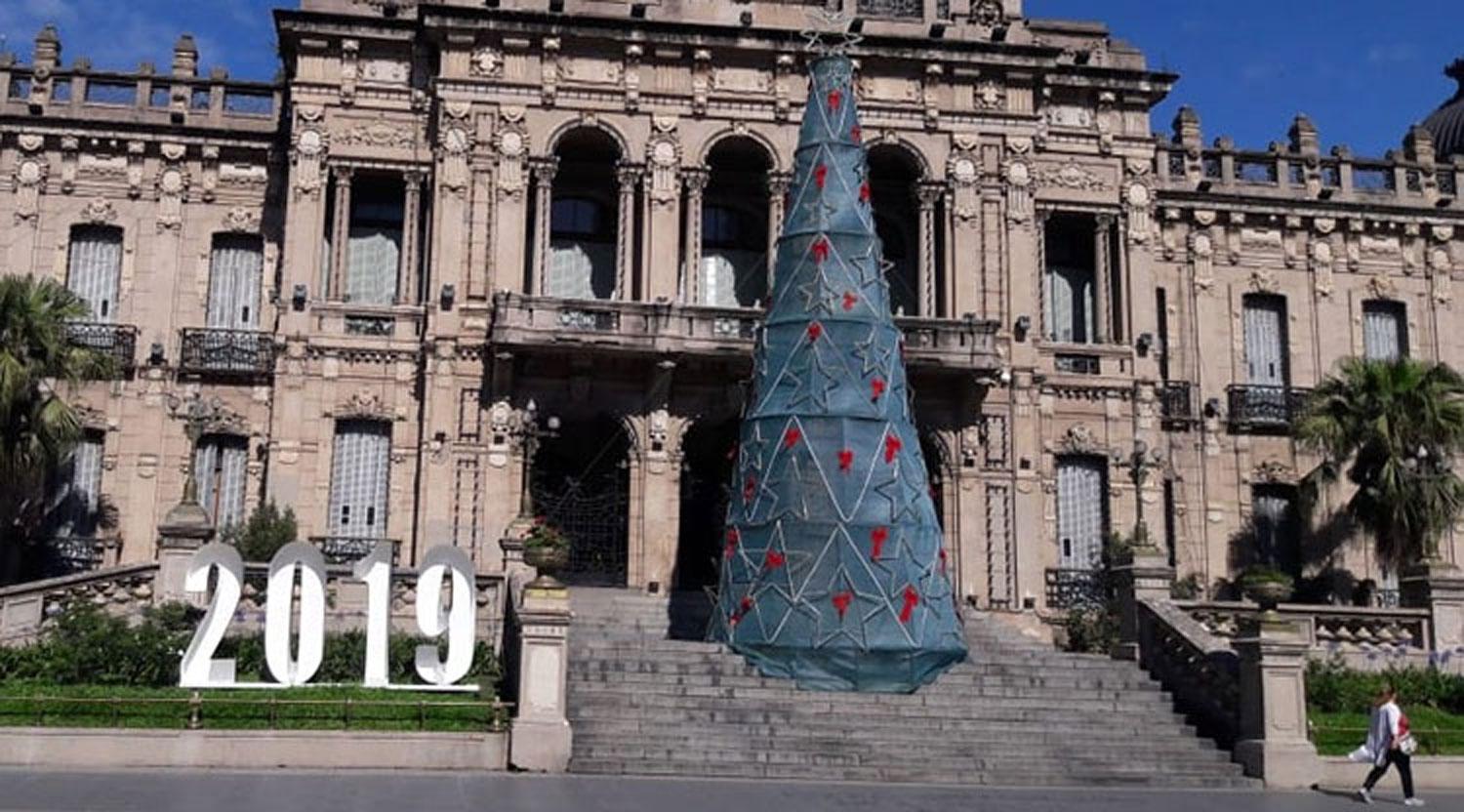 Con el arbolito armado, los tucumanos se preparan para recibir la Navidad