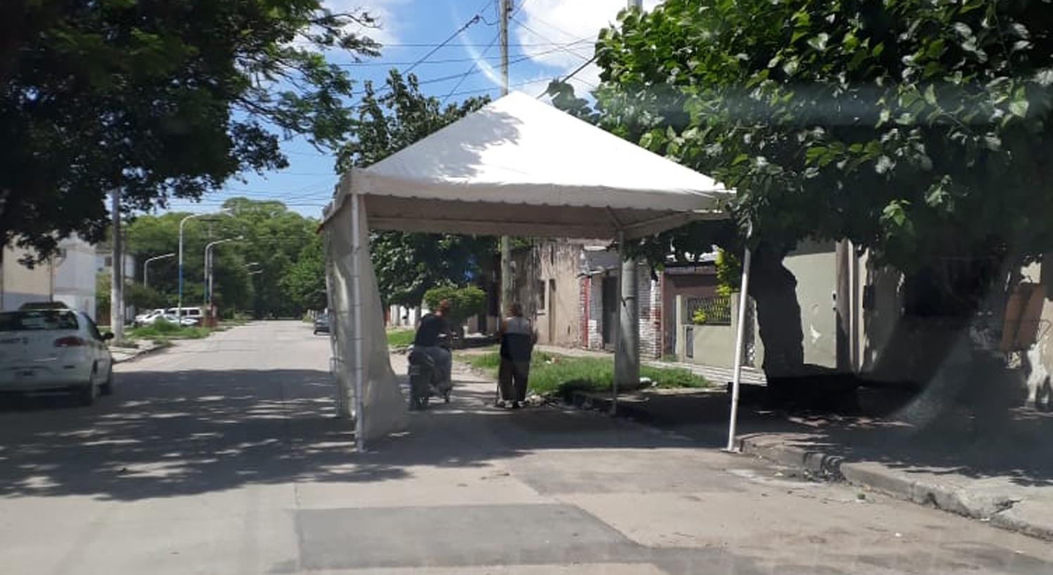 EN LA COMODIDAD DEL HOGAR. El gazebo armado a mitad de la cuadra.