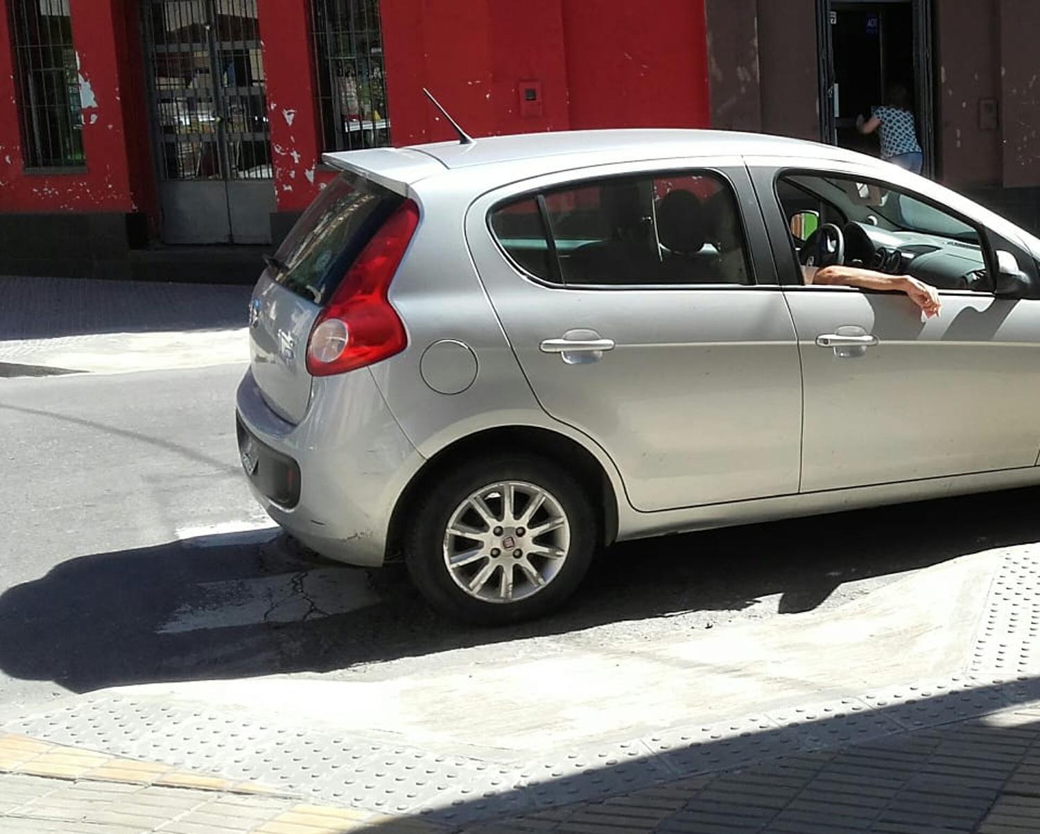 ESTÁ AHÍ DE ONDA. Ocurrió en la intersección de las calles Monteagudo y Mendoza.