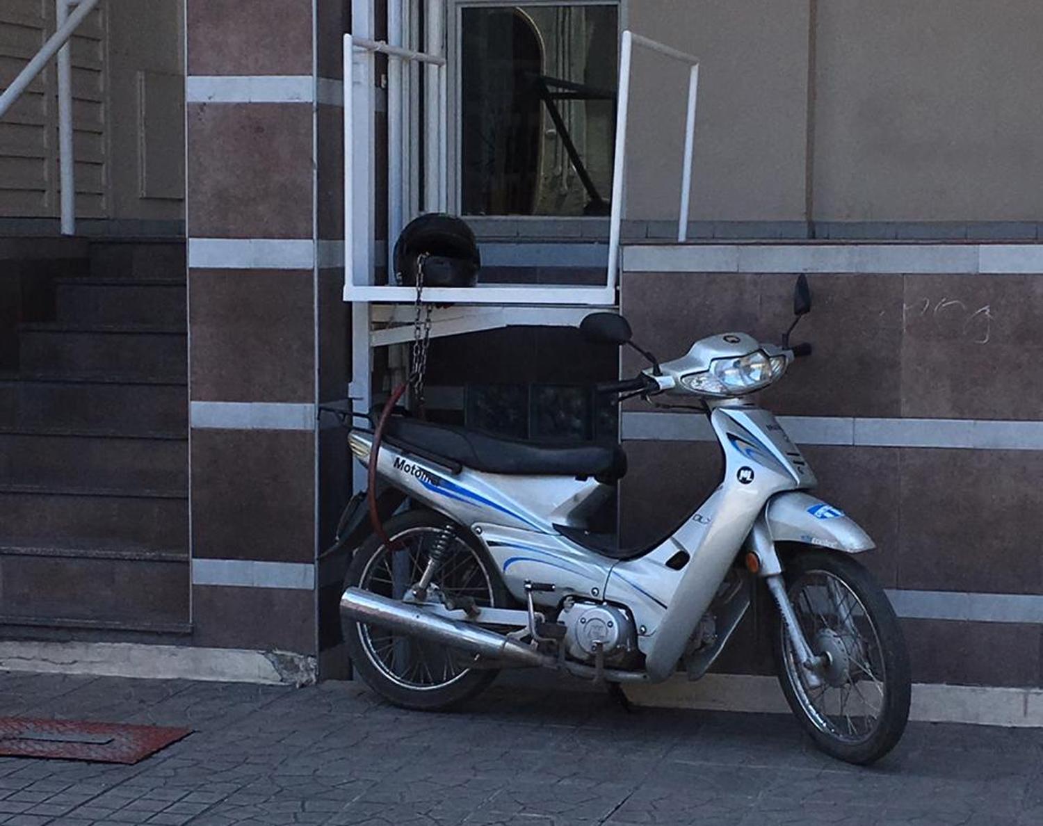 ESTACIONÁ DONDE QUIERAS. Ocurrió en un edificio de la calle Las Piedras al 800.