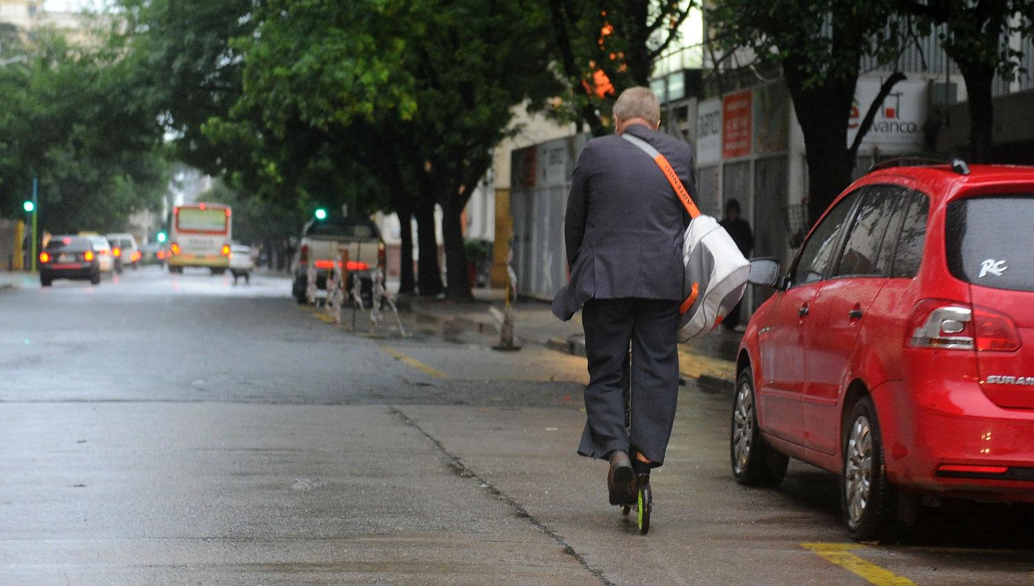 Ni bici, ni moto, ni auto, Jorge elige el monopatín