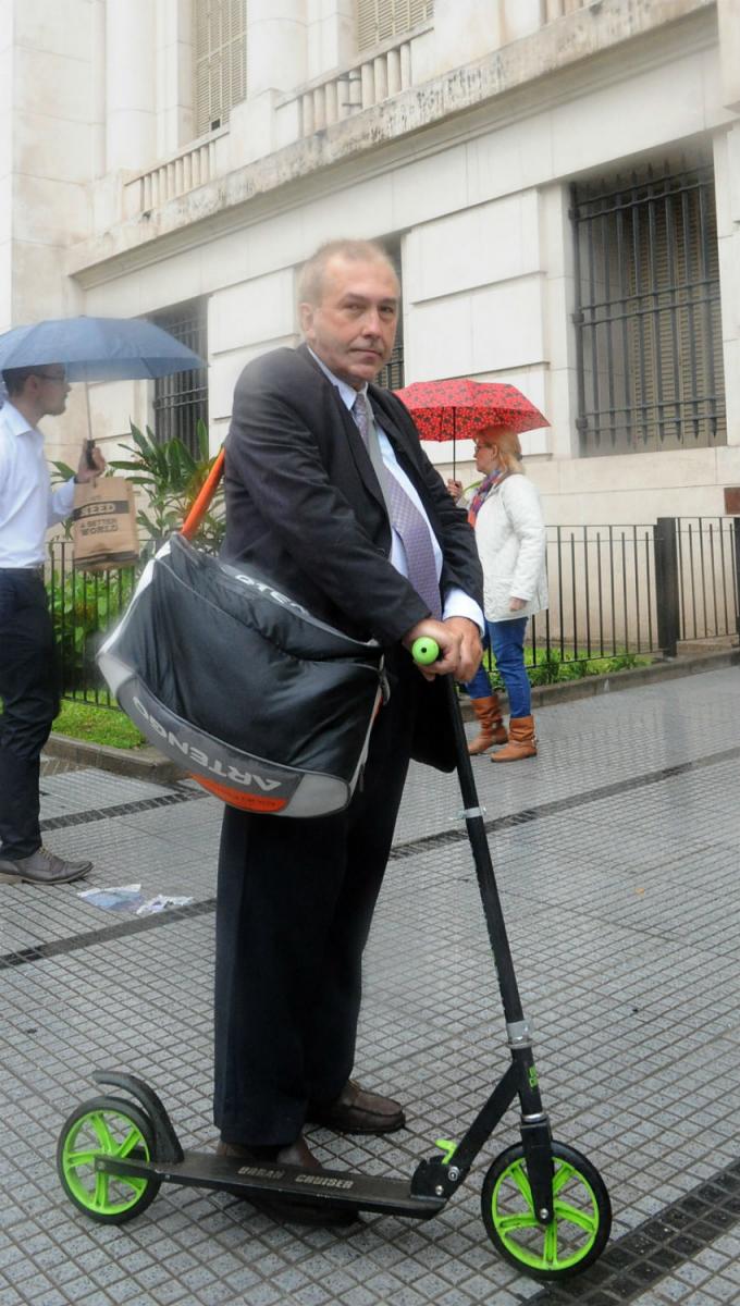 Ni bici, ni moto, ni auto, Jorge elige el monopatín