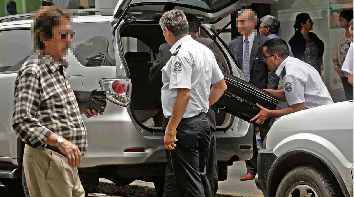 EN 2015. Una camioneta de la Cámara trasladará las valijas desde el banco.