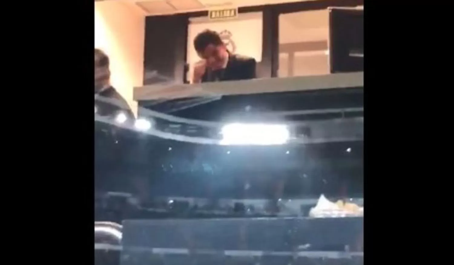 EN UN PALCO. Gallardo, suspendido, está en el Bernabéu.