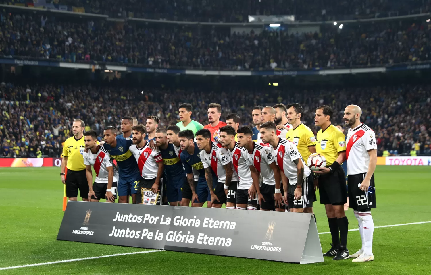 PARA EL RECUERDO. Boca y River posaron en el Bernabéu.