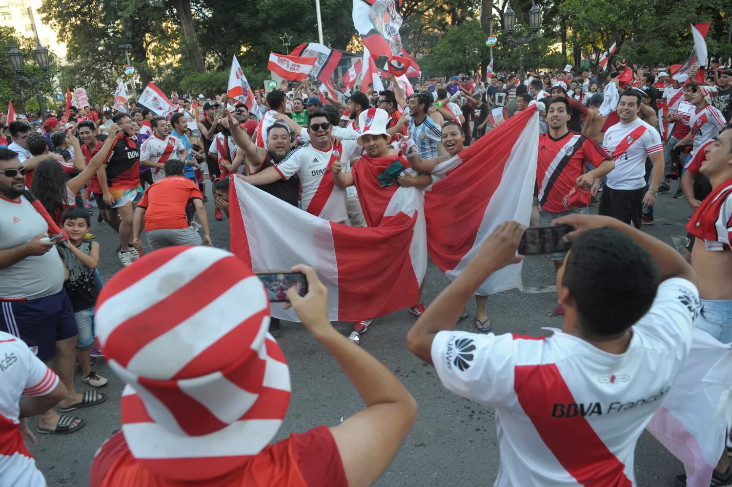 EN LA PLAZA. Los fanáticos de River salieron a festejar el título.