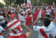 Los hinchas de River coparon la plaza Independencia para celebrar la Copa
