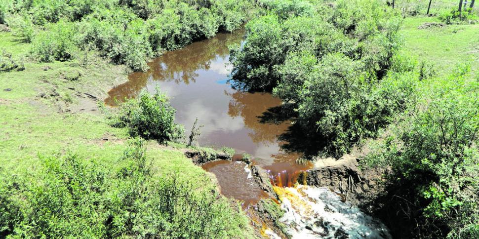 CONTAMINACIÓN. La imagen muestra un curso de agua con vinaza, residuo peligroso de la industria azucarera. archivo