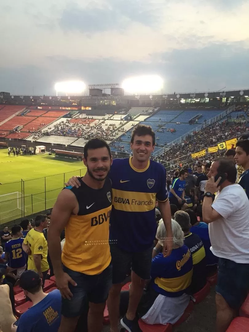 INCONTROLABLES. Los hinchas de Boca revolucionaron las calles del norte de Madrid durante el banderazo de apoyo al equipo, ayer por la tarde. gentileza gonzalo atenor 