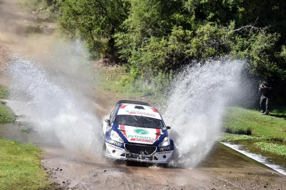 SÓLIDO. “Sería un gran premio para los muchachos del taller”, dijo Padilla, que quiere lograr el subcampeonato para todo el equipo que atiende al Peugeot 208 MR. fotos de marcelino mercado