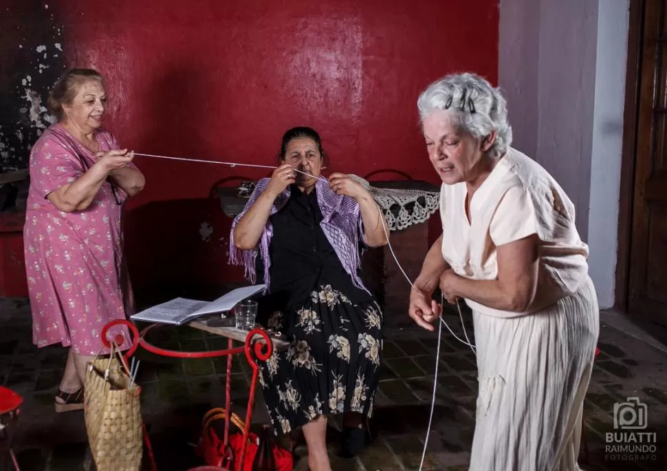 TEJIENDO CENIZAS. La obra de Mario Costello se presenta en el Rosita Ávila.-