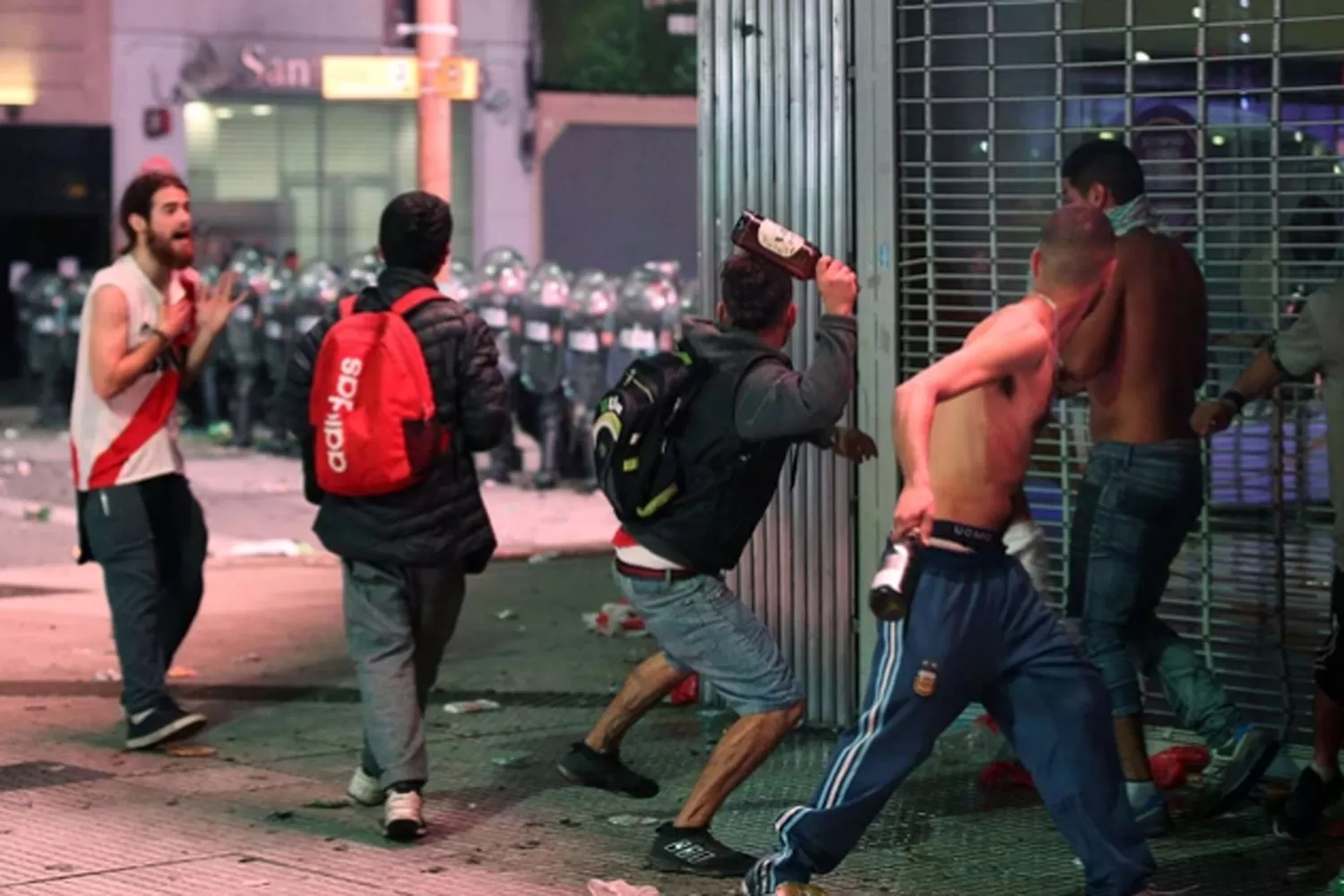 Costará millones reparar los destrozos en la zona del Obelisco tras los festejos de River