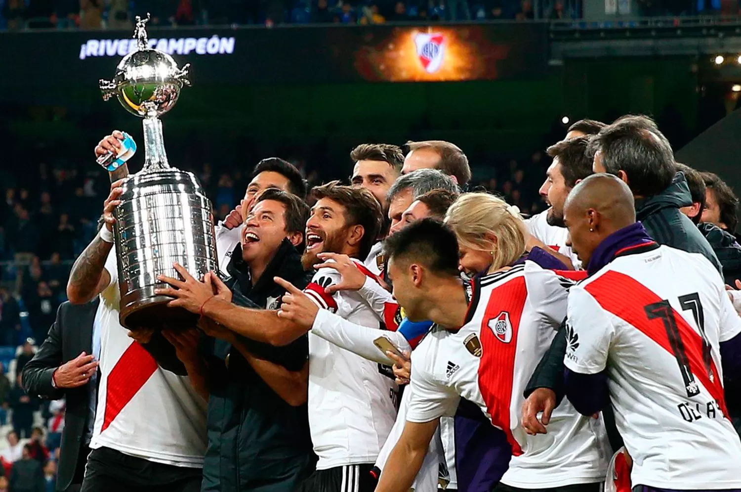 LA COPA MÁS DESEADA. Gallardo celebró con sus jugadores el nuevo título.