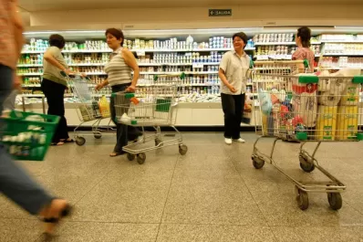 Del campo a la góndola: el consumidor pagó 5,25 veces más de lo que cobró el productor