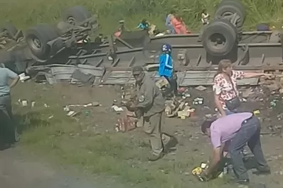 Video: volcó un camión con mercadería en la autopista a Famaillá y la gente lo saqueó