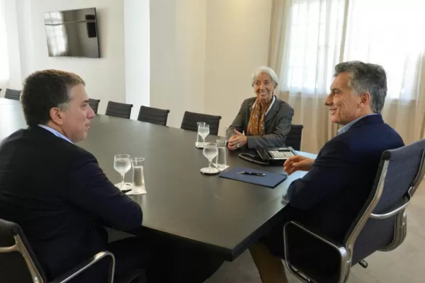 La gestión económica de Macri navegó entre más sombras que luces, y “sin pobreza cero”